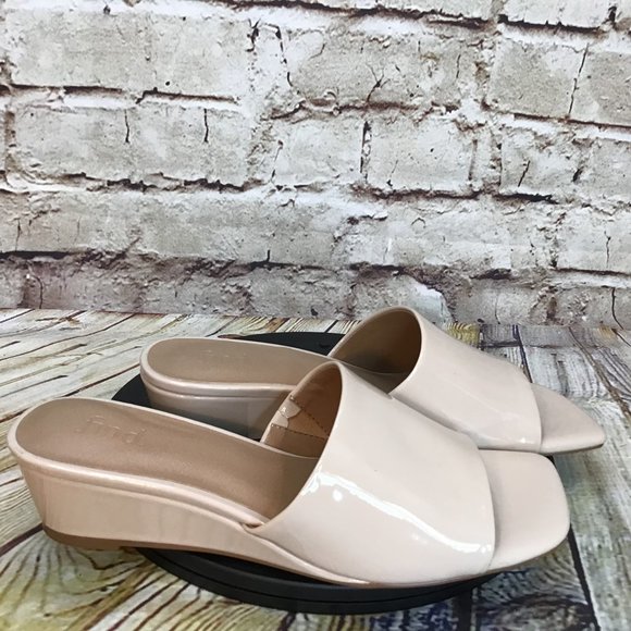 find Women’s Beige Patent Leather Square Toe Comfort Slip On Sandal Size US 8 - Picture 1 of 8